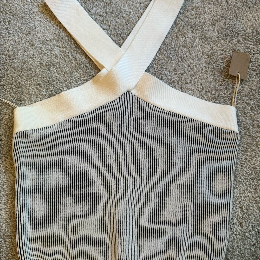Stretchy crop top.  Dreamers by debut. Size medium.